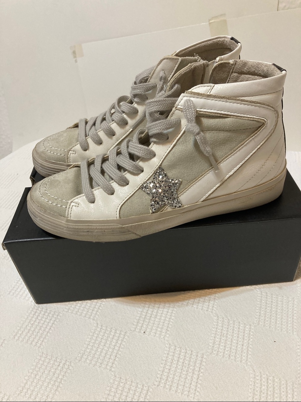 Women’s High-Top Sneakers in Light Gray and White with Glitter Star